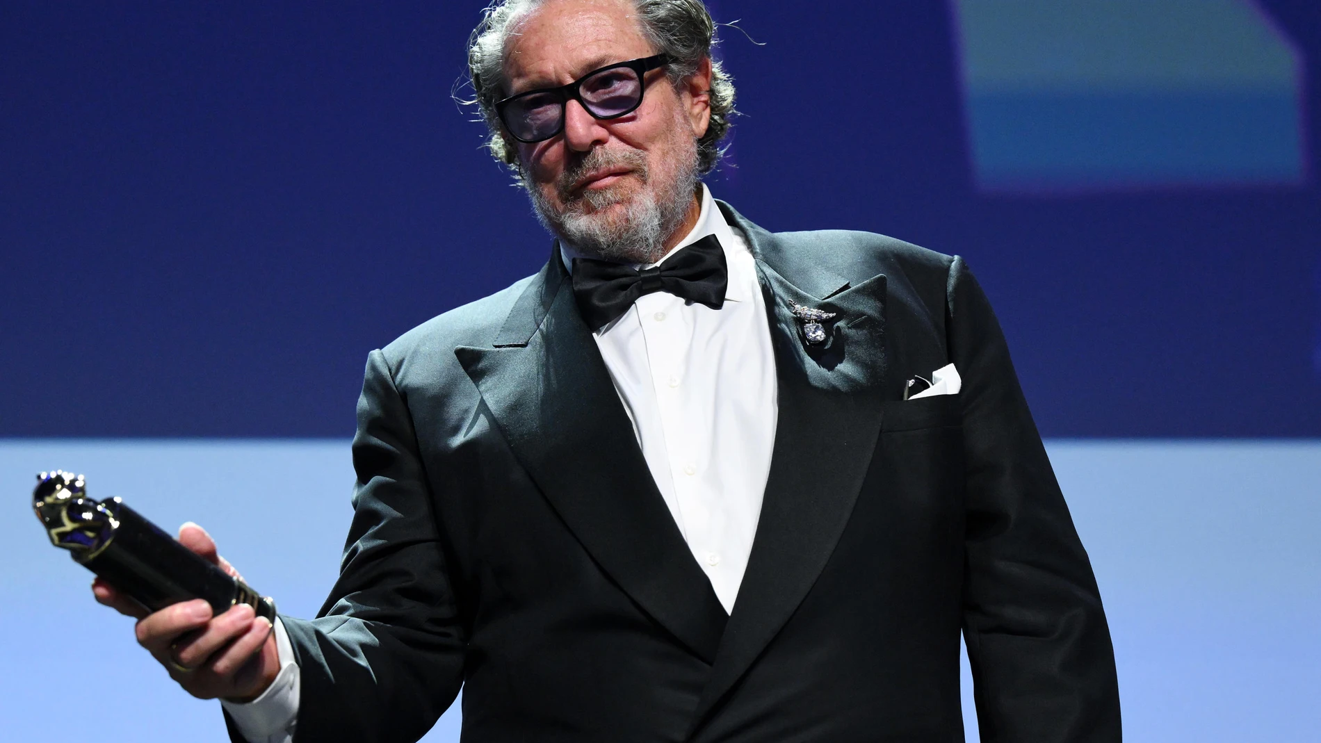 Venice (Italy), 03/09/2025.- US filmmaker Julian Schnabel poses after he received the 'Cartier Glory to The Filmmaker Award', before the screening of his movie 'In the hand of Dante' at the 82nd Venice Film Festival in Venice, Italy, 03 September 2025. The festival runs from 28 August to 06 September 2025. (Cine, Cine, Italia, Venecia) EFE/EPA/ETTORE FERRARI