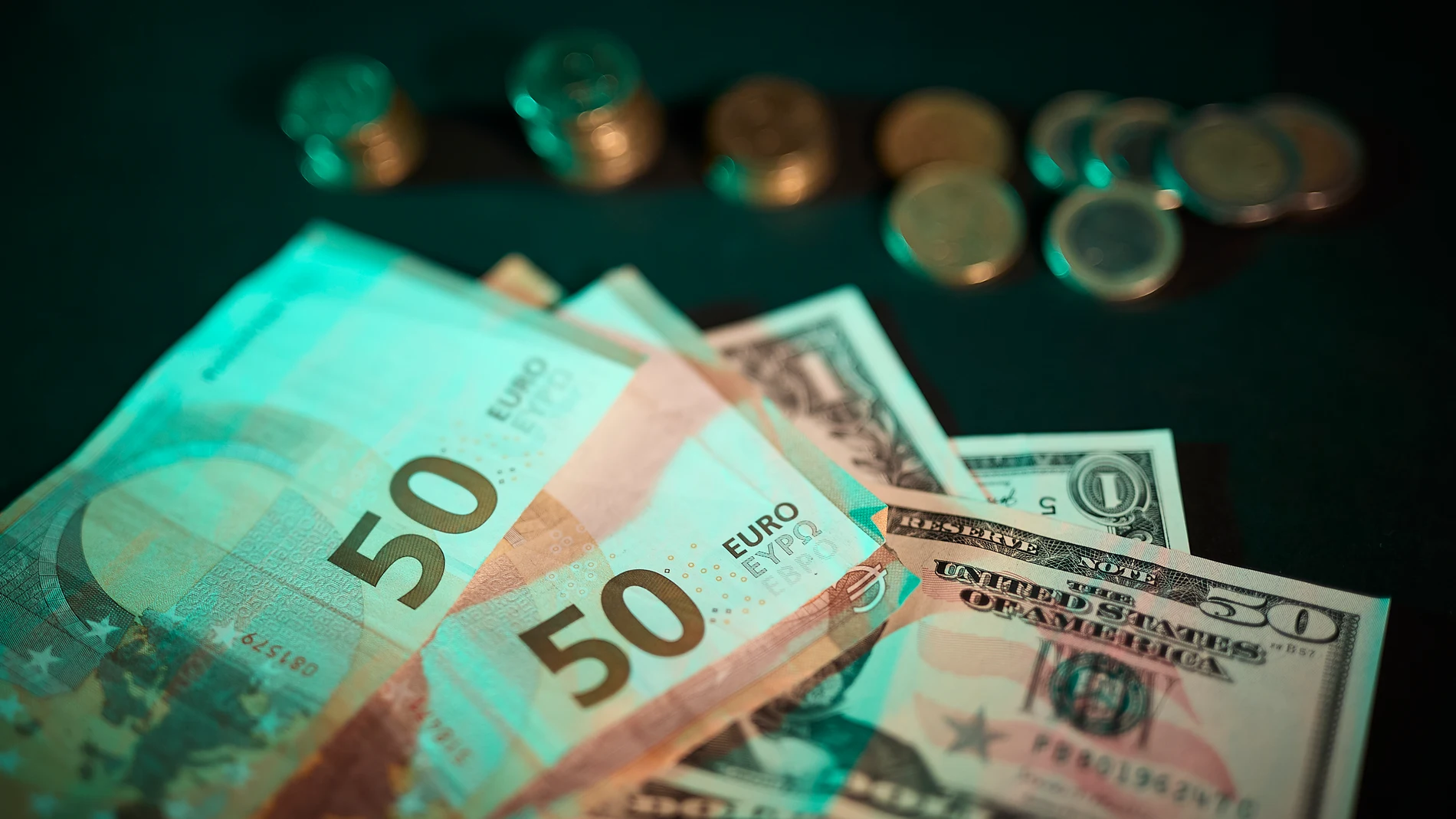 Billetes y monedas, a 3 de septiembre de 2025, en Madrid (España). El uso del dinero en efectivo sigue disminuyendo con tan solo dos de cada diez personas eligiéndolo como método de pago habitual según el informe de PaynoPain ‘Métodos de pago: La decisión definitiva’. El estudio indica que cerca del 58% de los consumidores prefiere usar la tarjeta de crédito o débito, un 15% opta por ‘wallets’ y solo un 2,5% por PayPal. 03 SEPTIEMBRE 2025;MONEDAS;MONEDA;BILLETE;BILLETES;EURO;EUROS;DOLAR;DÓLA...