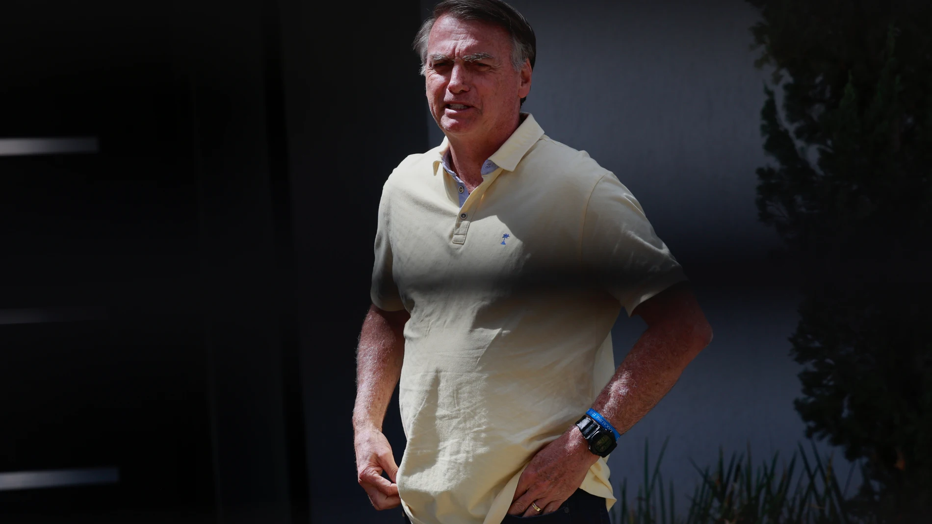 AME5770. BRASILIA (BRASIL), 03/09/2025.- El expresidente de Brasil Jair Bolsonaro, camina al interior de su residencia este miércoles, en Brasilia (Brasil). La defensa de Bolsonaro rechazó ante el Supremo que el expresidente brasileño participara en un complot golpista y redujo la acusación de la Fiscalía a unas meras "suposiciones", en una sesión que ha dejado el juicio listo para sentencia. EFE/ Sebastiao Moreira