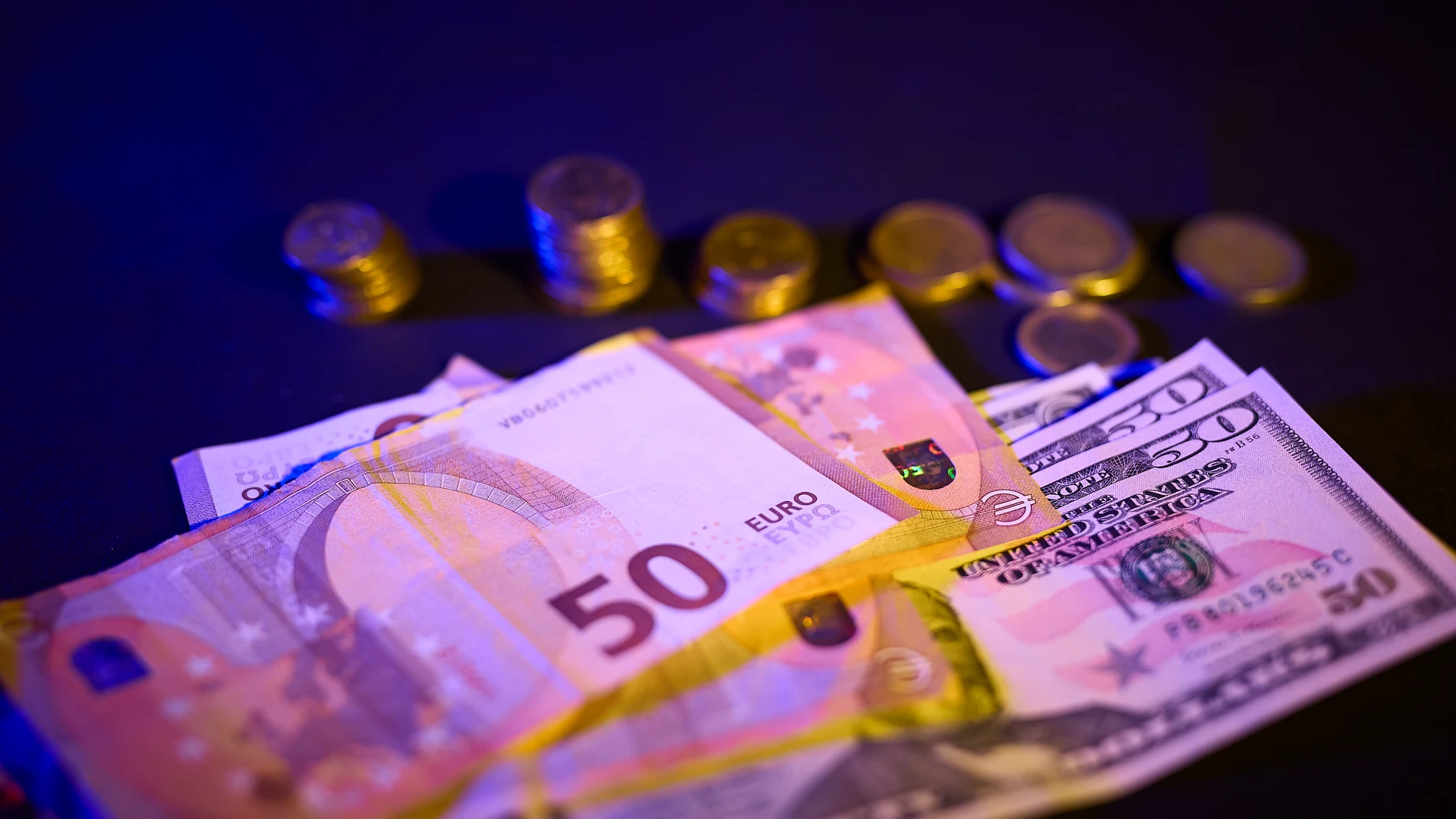 Billetes y monedas, a 3 de septiembre de 2025, en Madrid (España). El uso del dinero en efectivo sigue disminuyendo con tan solo dos de cada diez personas eligiéndolo como método de pago habitual según el informe de PaynoPain ‘Métodos de pago: La decisión definitiva’. El estudio indica que cerca del 58% de los consumidores prefiere usar la tarjeta de crédito o débito, un 15% opta por ‘wallets’ y solo un 2,5% por PayPal. 03 SEPTIEMBRE 2025;MONEDAS;MONEDA;BILLETE;BILLETES;EURO;EUROS;DOLAR;DÓLA...