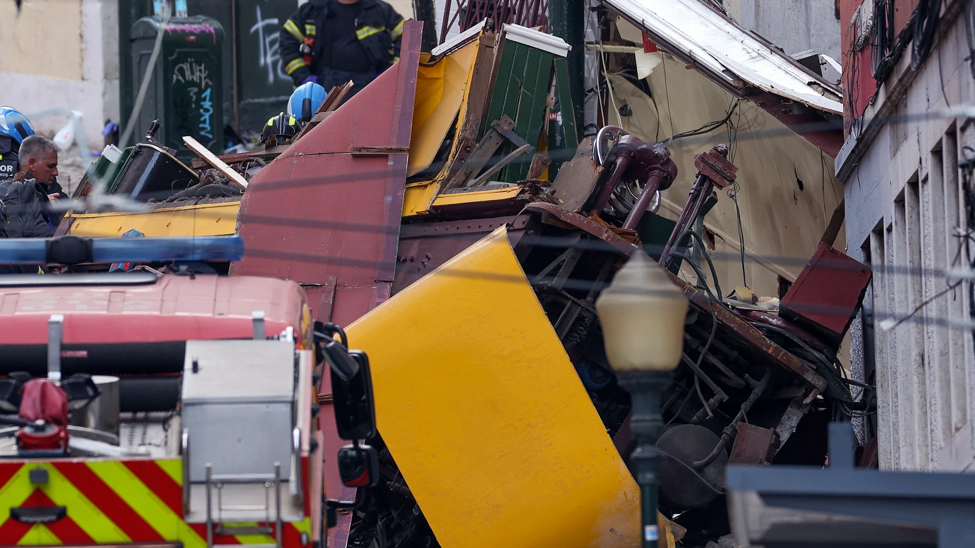 Lisbon (Portugal), 03/09/2025.- Rescuers and firefighters operate at the scene after the Gloria funicular cable railway derailed in Lisbon, Portugal, 03 September 2025. At least three people died in the derailment, with emergency services reporting that several were injured and others are still trapped at the scene. (Lisboa) EFE/EPA/MIGUEL A. LOPES