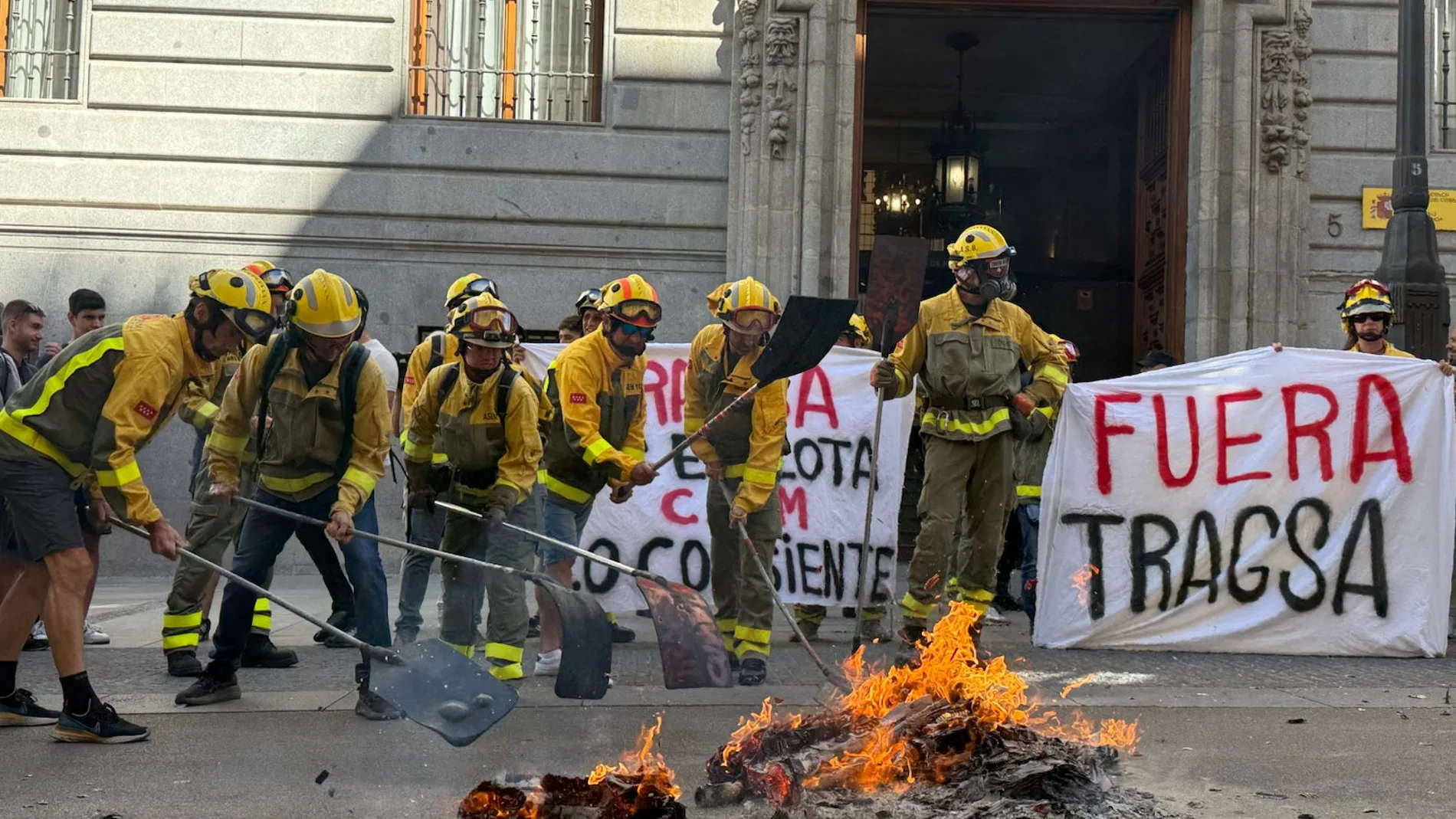 Bomberos forestales de la Comunidad hacen un fuego este miércoles frente al Ministerio de Hacienda para reclamar mejorar laborales.