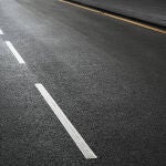 Muchos conductores no lo saben: cuál es la verdadera diferencia entre una línea blanca continua y una discontinua en la ruta