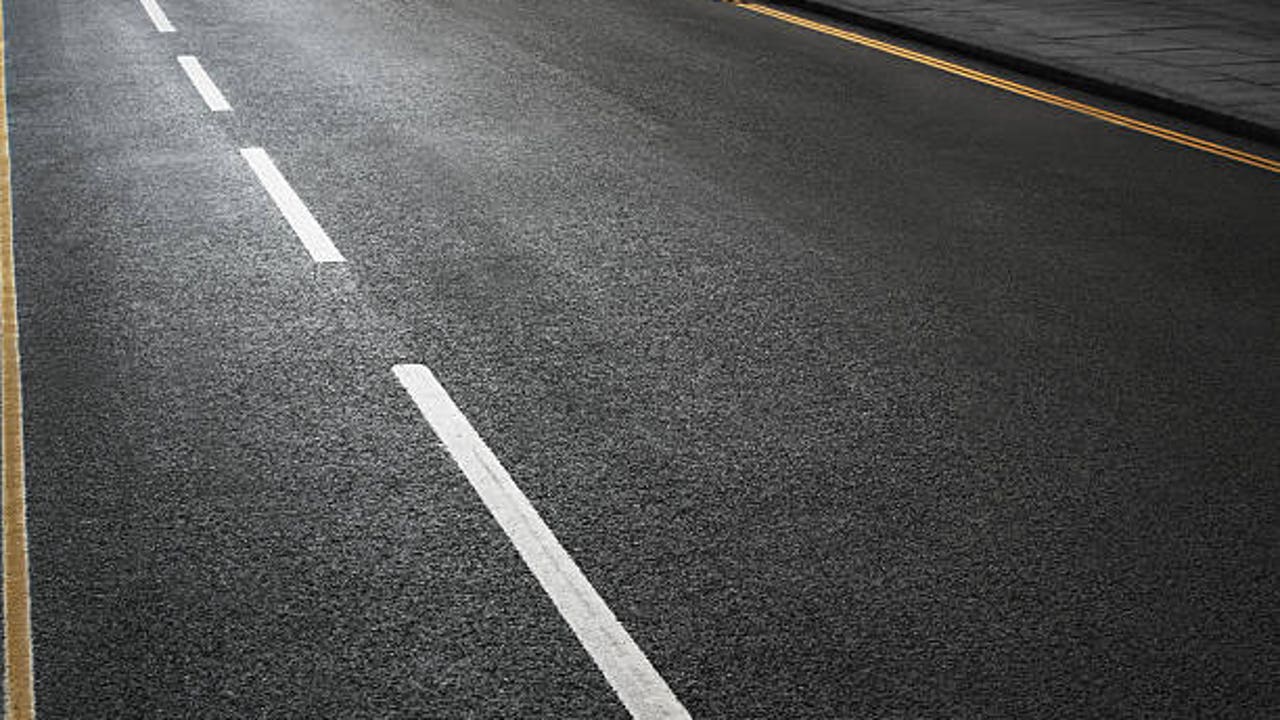 Muchos conductores no lo saben: cuál es la verdadera diferencia entre una línea blanca continua y una discontinua en la ruta