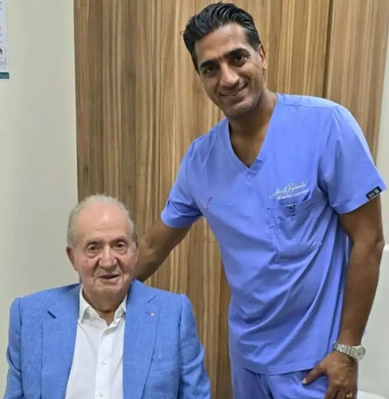 El Rey Juan Carlos junto al doctor Ali Albelooshi