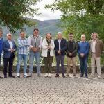 Isabel Blanco junto con los alcaldes de varios municipios de los Picos de Europa