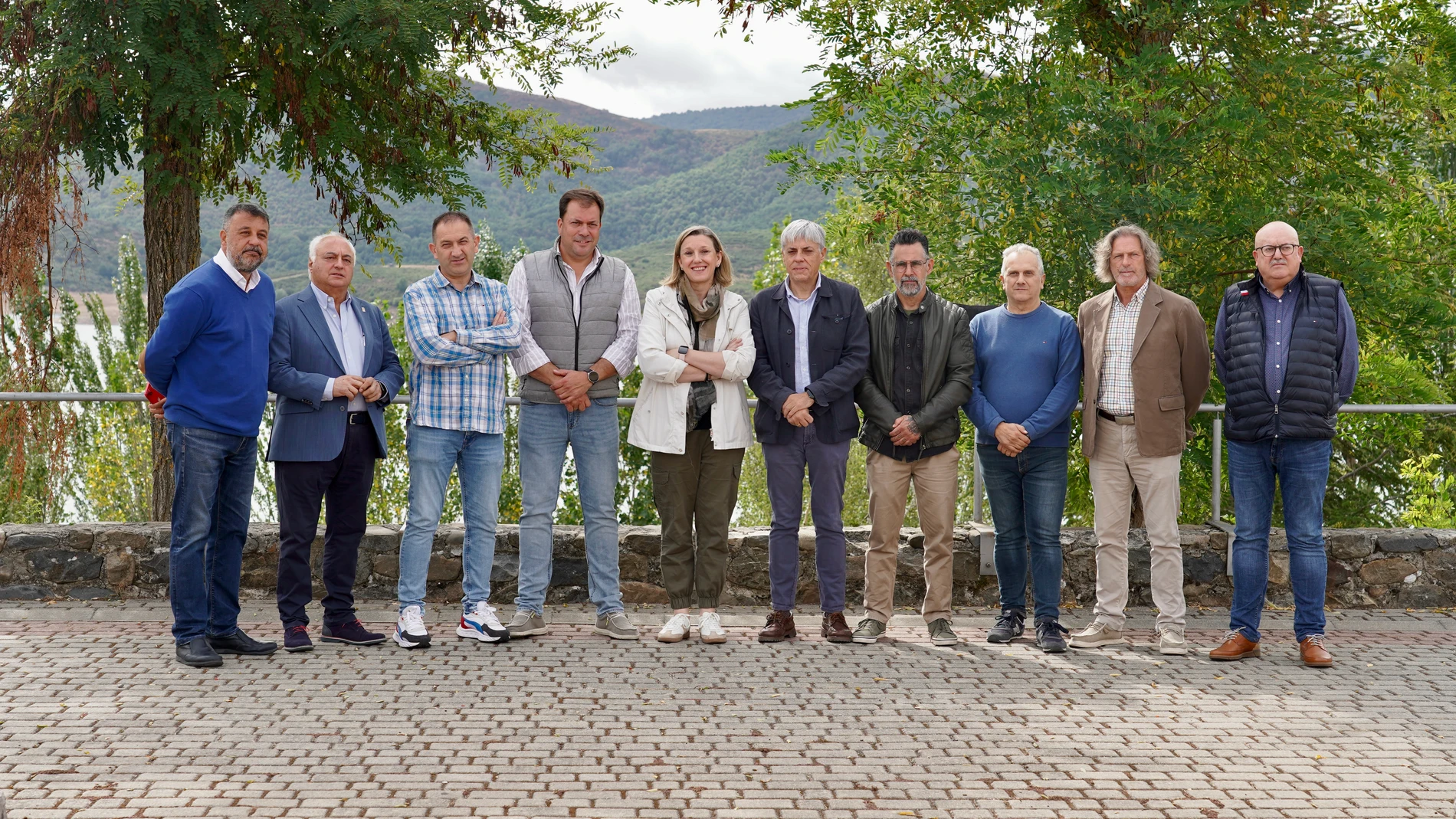 Isabel Blanco junto con los alcaldes de varios municipios de los Picos de Europa