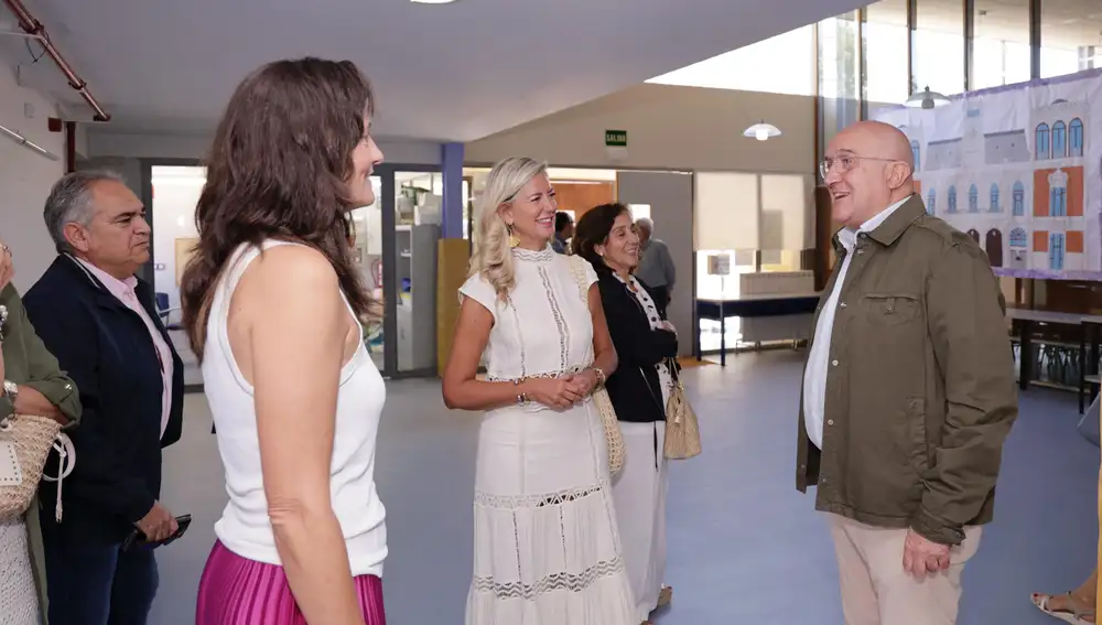El alcalde de Valladolid, Jesús Julio Carnero, y la concejala de Educación y Cultura, Irene Carvajal, visitan uno de los colegios