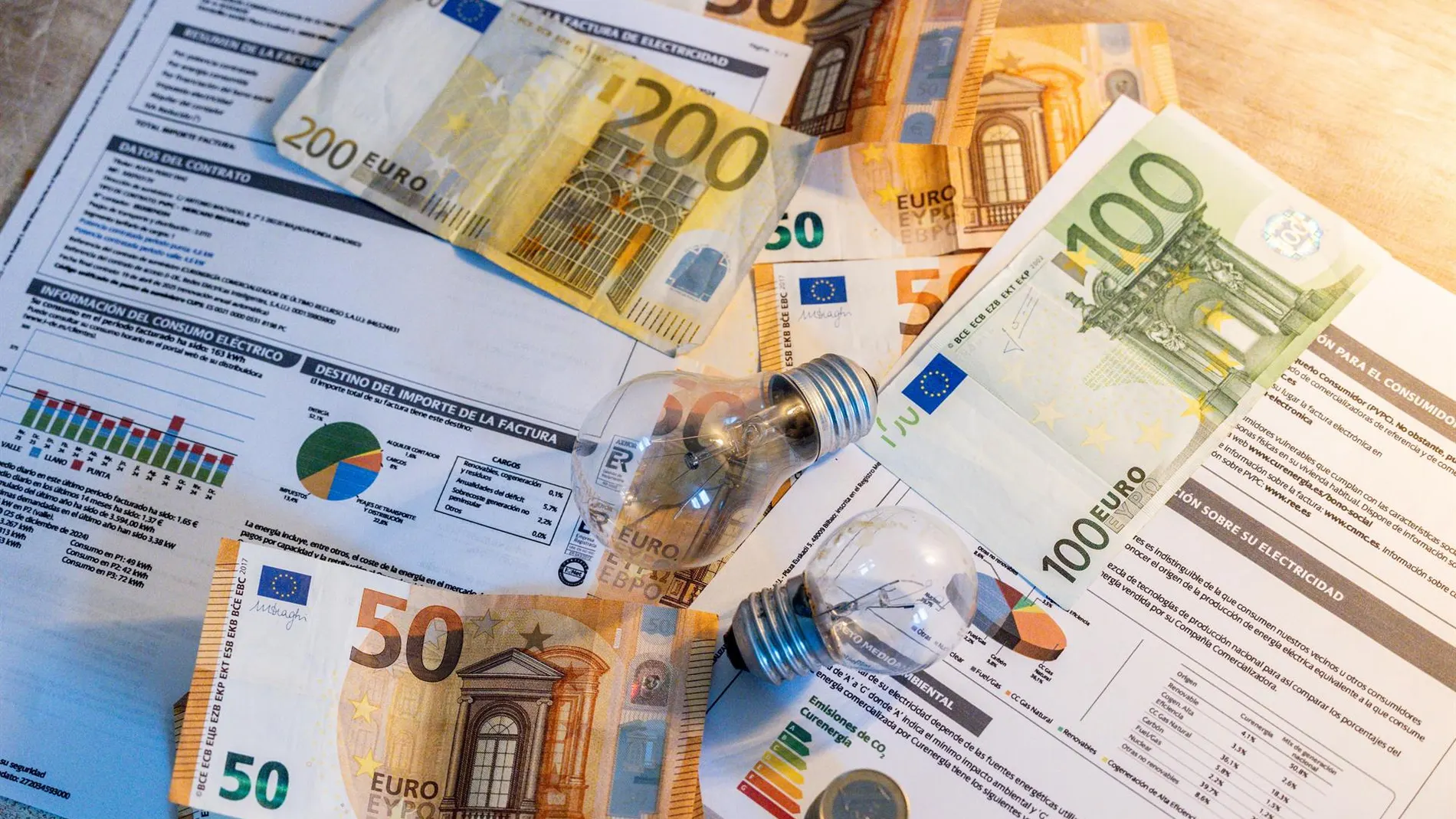 Facua denuncia que la factura media de la luz se situó en 80,7 euros en el "agosto más caro desde 2022"