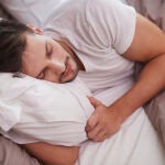 Sudoración nocturna recurrente: el síntoma que podría alertar sobre cáncer