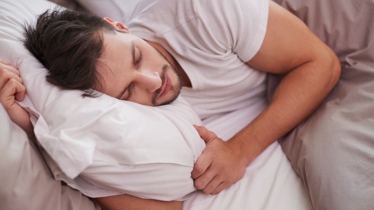 Sudoración nocturna recurrente: el síntoma que podría alertar sobre cáncer