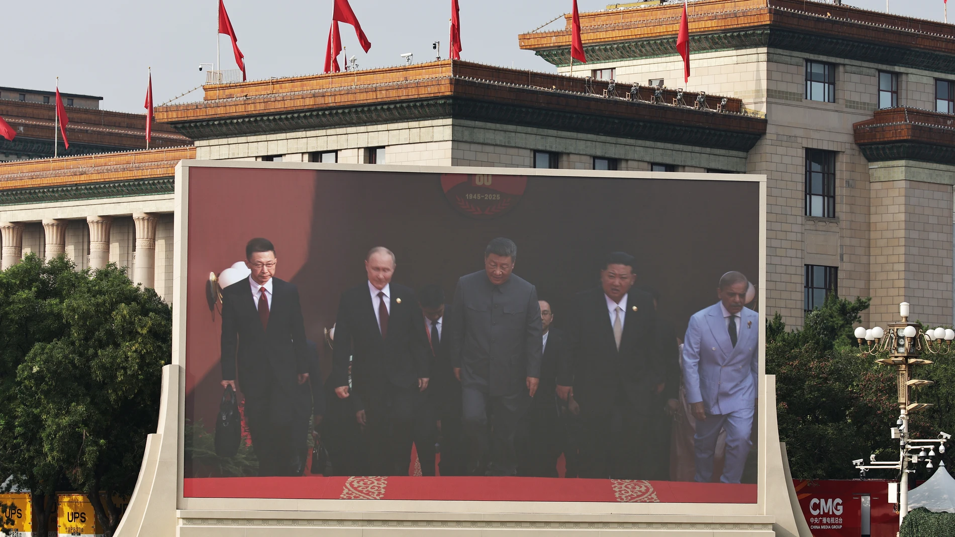 BEIJING (China), 02/09/2025.- A screen shows Chinese President Xi Jinping (C), Russian President Vladimir Putin (3-L) and North Korean leader Kim Jong Un (3-R) arriving for a military parade in Beijing, China, 03 September 2025. China holds on 03 September celebrations to mark the 80th anniversary of the end of the Second Sino-Japanese War, known in China as the War of Resistance against Japanese aggression, and the end of World War II. EFE/EPA/ANDRES MARTINEZ CASARES