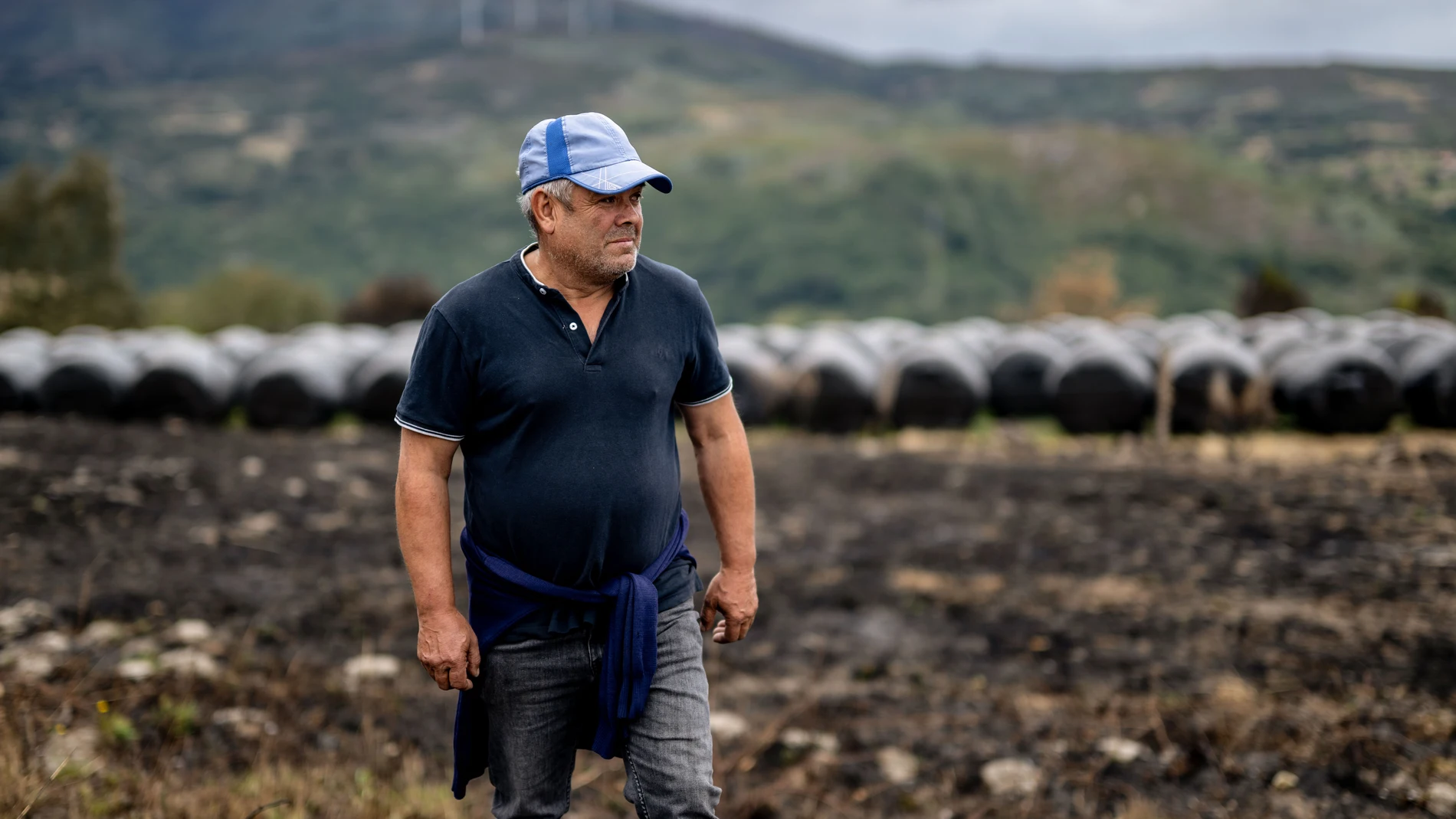 A POBRA DE TRIVES (OURENSE), 03/09/2025.-Tras los incendios forestales del peor agosto de la historia de Galicia, los afectados deben digerir el 'después' que pasa por buscar apoyo emocional, cuidarse mentalmente y evaluar los daños materiales. En la imagen, Juan Luis, ganadero afectado en localidad de A Cova, A Pobra de Trives (Ourense). EFE/ Brais Lorenzo