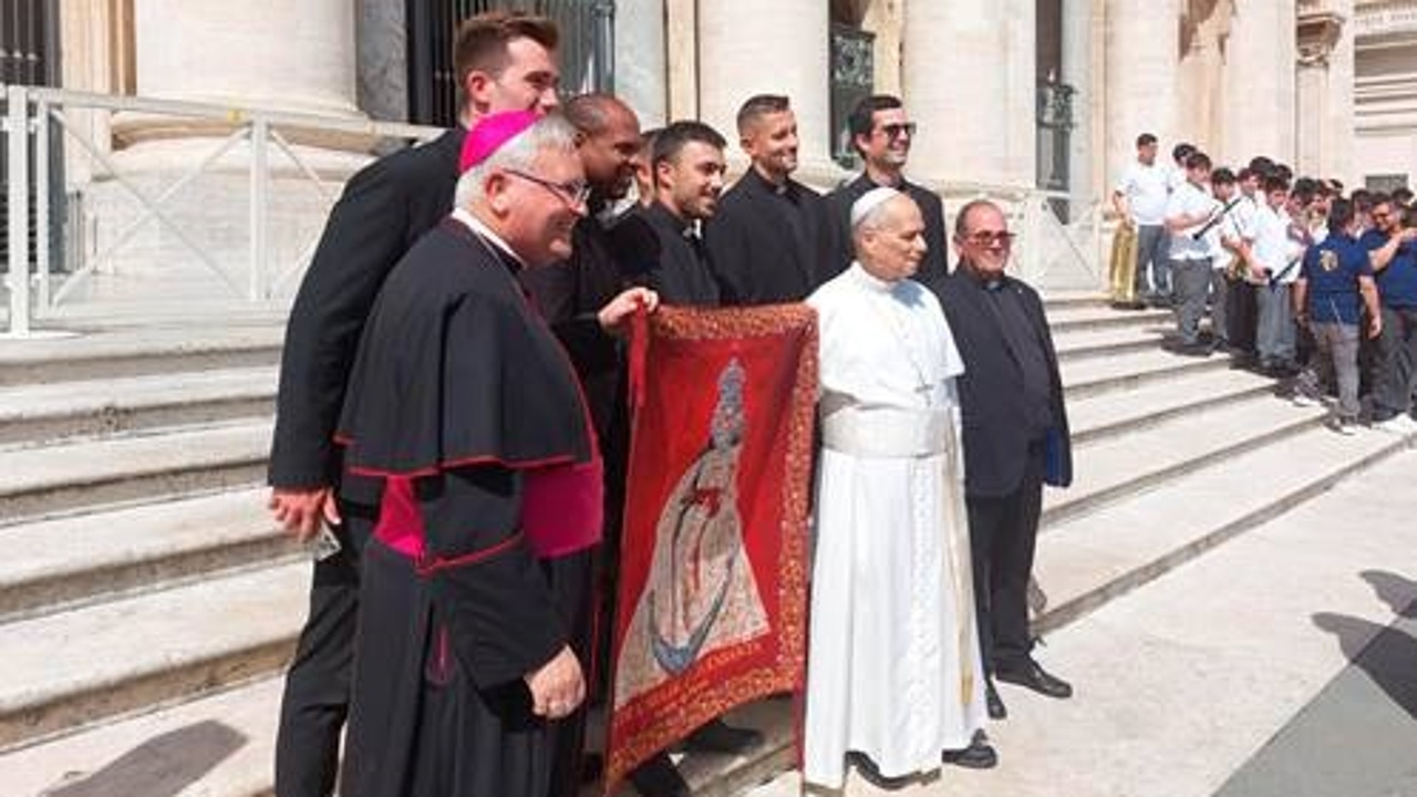 El obispo de Cartagena saluda al Papa León XIV en El Vaticano