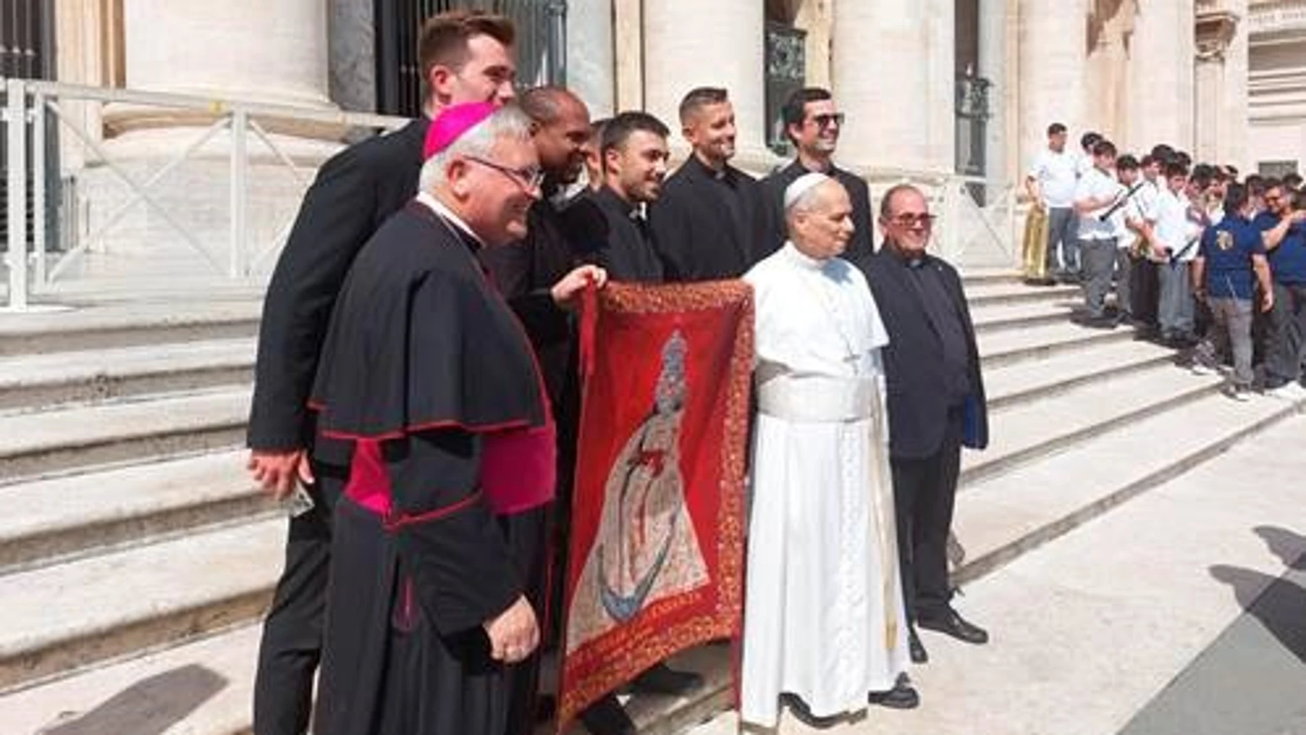 El Papa León XIV junto al obispo de Cartagena, José Manuel Lorca Planes, y sacerdotes diocesanos ordenados en los últimos meses REMITIDA / HANDOUT por DIÓCESIS DE CARTAGENA Fotografía remitida a medios de comunicación exclusivamente para ilustrar la noticia a la que hace referencia la imagen, y citando la procedencia de la imagen en la firma 03/09/2025
