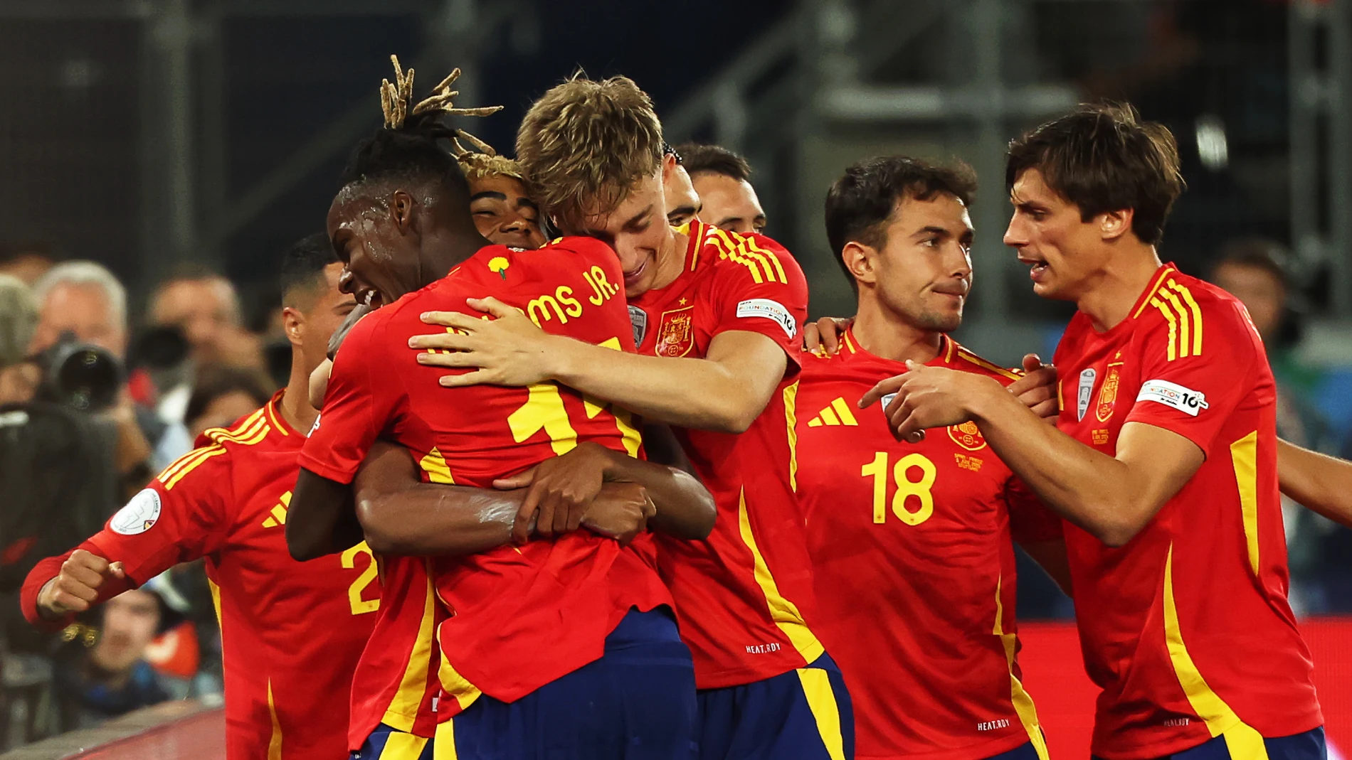 (Foto de ARCHIVO) 05 June 2025, Baden-Wuerttemberg, Stuttgart: Spain's Lamine Yamal (2nd L) celebrate scoring his side's third goal with teammates during the UEFA Nations League semi-final soccer match between Spain and France at Stuttgart Arena. Photo: Christian Charisius/dpa 05/06/2025 ONLY FOR USE IN SPAIN