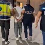 Agentes de la Policía Nacional y de la Polizia Italiana llevan detenido en Barcelona un fugitivo italiano con una condena de 28 años de prisión.