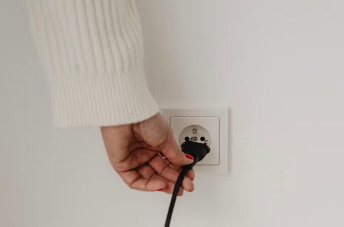 Adiós a los enchufes tradicionales: así son las nuevas tomas eléctricas de 2025 que no requieren obras