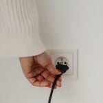 Adiós a los enchufes tradicionales: así son las nuevas tomas eléctricas de 2025 que no requieren obras