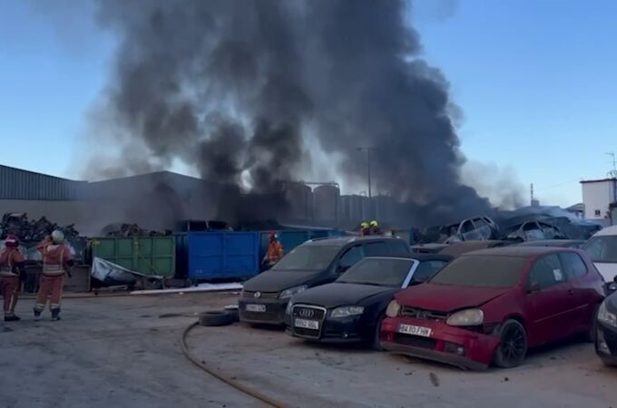 Un aparatoso incendio en un desguace deja una enorme columna de humo en Quart que asusta a Valencia
