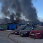Un aparatoso incendio en un desguace deja una enorme columna de humo en Quart que asusta a Valencia
