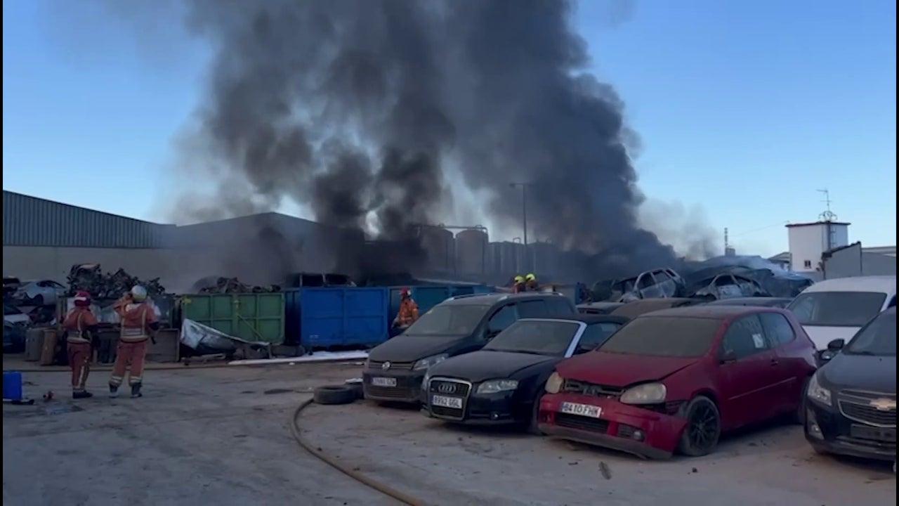 Un aparatoso incendio en un desguace deja una enorme columna de humo en Quart que asusta a Valencia