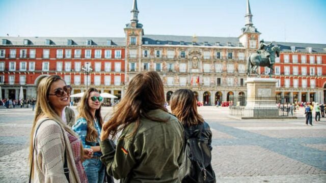 Un grupo de jóvenes en la Plaza Mayor de Madrid