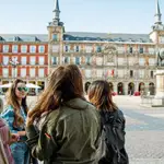 Un grupo de jóvenes en la Plaza Mayor de Madrid