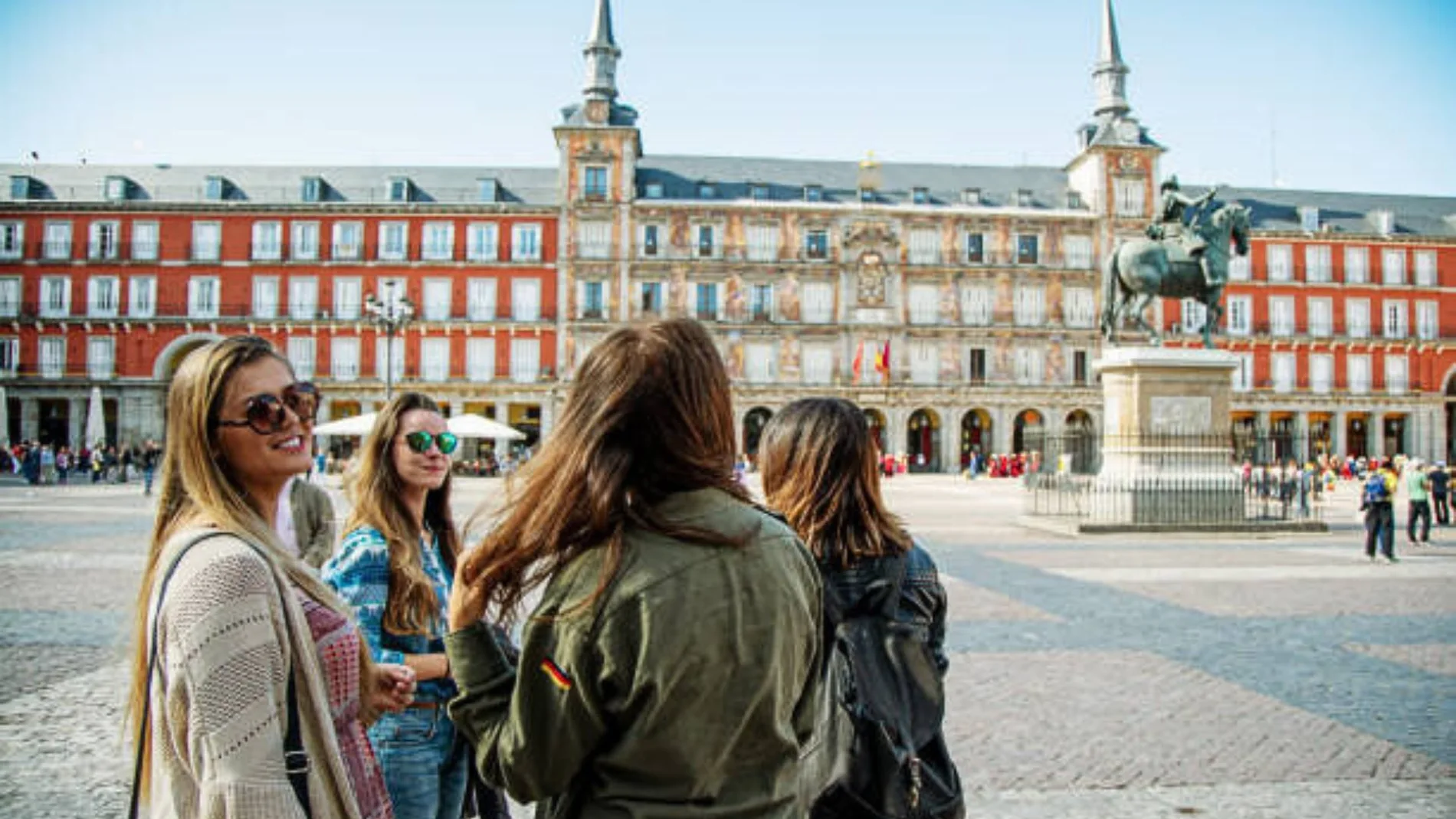Unas jóvenes describen cómo es ser de Madrid: "Competimos contra toda España"