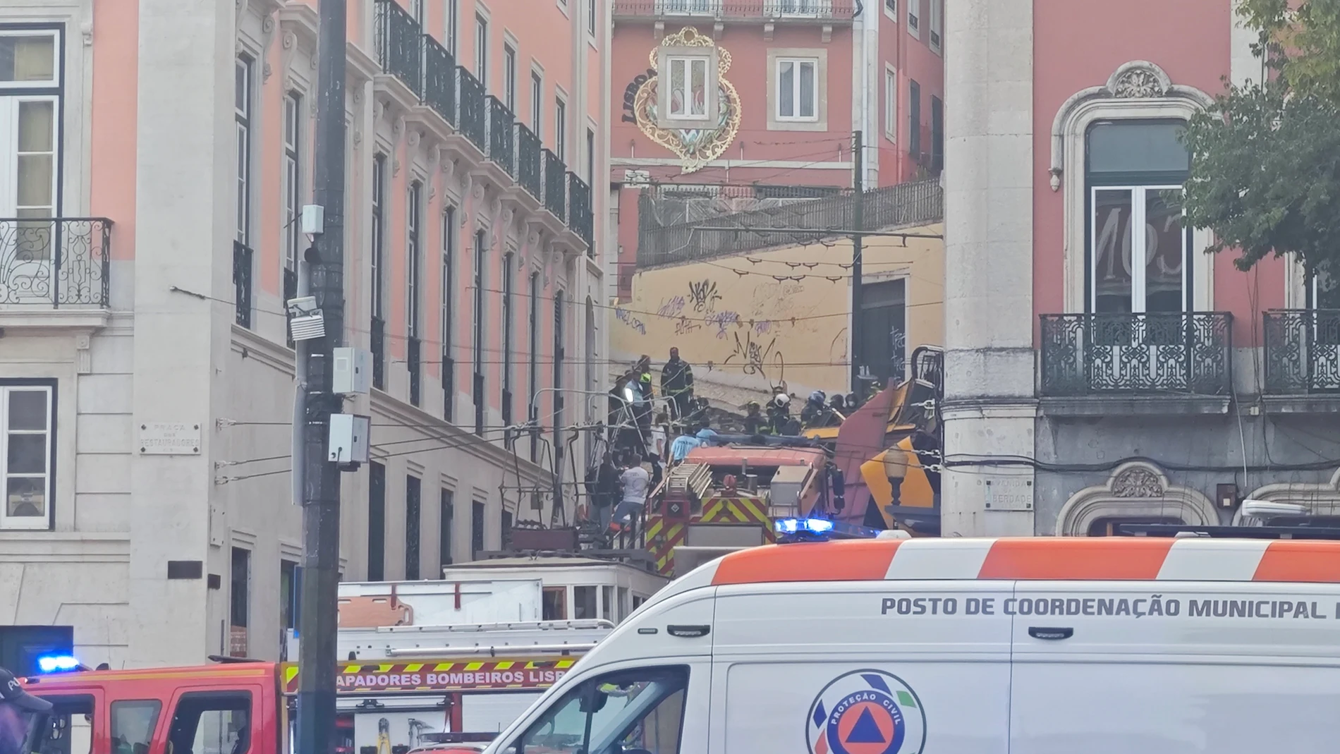 LISBON, Sept. 3, 2025 -- Firefighters and Public Security Police work on the site of the accident in Lisbon, Portugal, on Sept. 3, 2025. The Gloria Funicular, one of Lisbon's landmarks linking Restauradores to Principe Real, derailed on Wednesday, leaving one dead and about 20 injured, according to local authorities. Europa Press/Contacto/Xun Wei 03/09/2025 ONLY FOR USE IN SPAIN