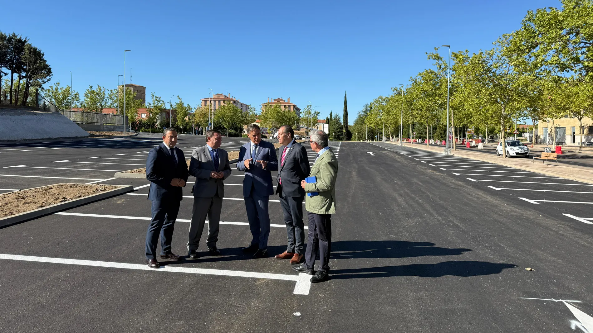 El consejero de la Presidencia, Luis Miguel González Gago; y el alcalde de Salamanca, Carlos García Carbayo, entre otros, visitan el nuevo aparcamiento