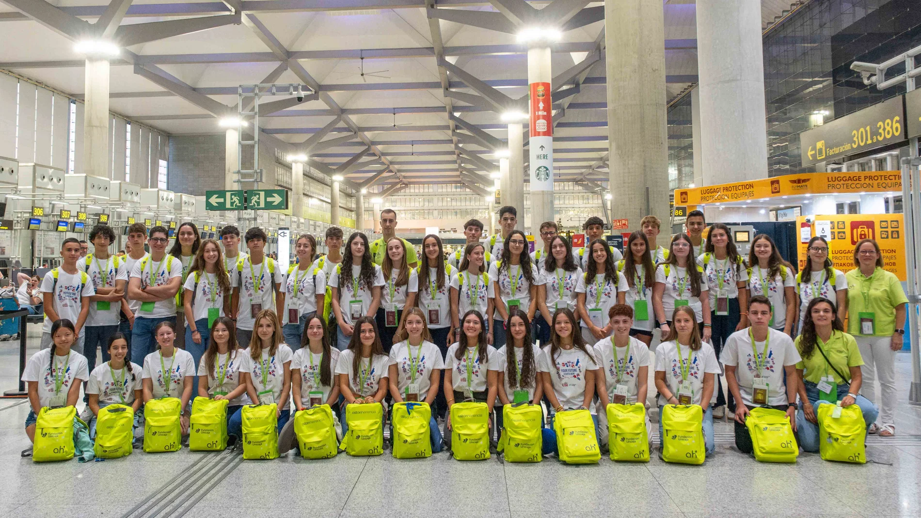 Varios de los jóvenes beneficiados antes de partir a Estados Unidos