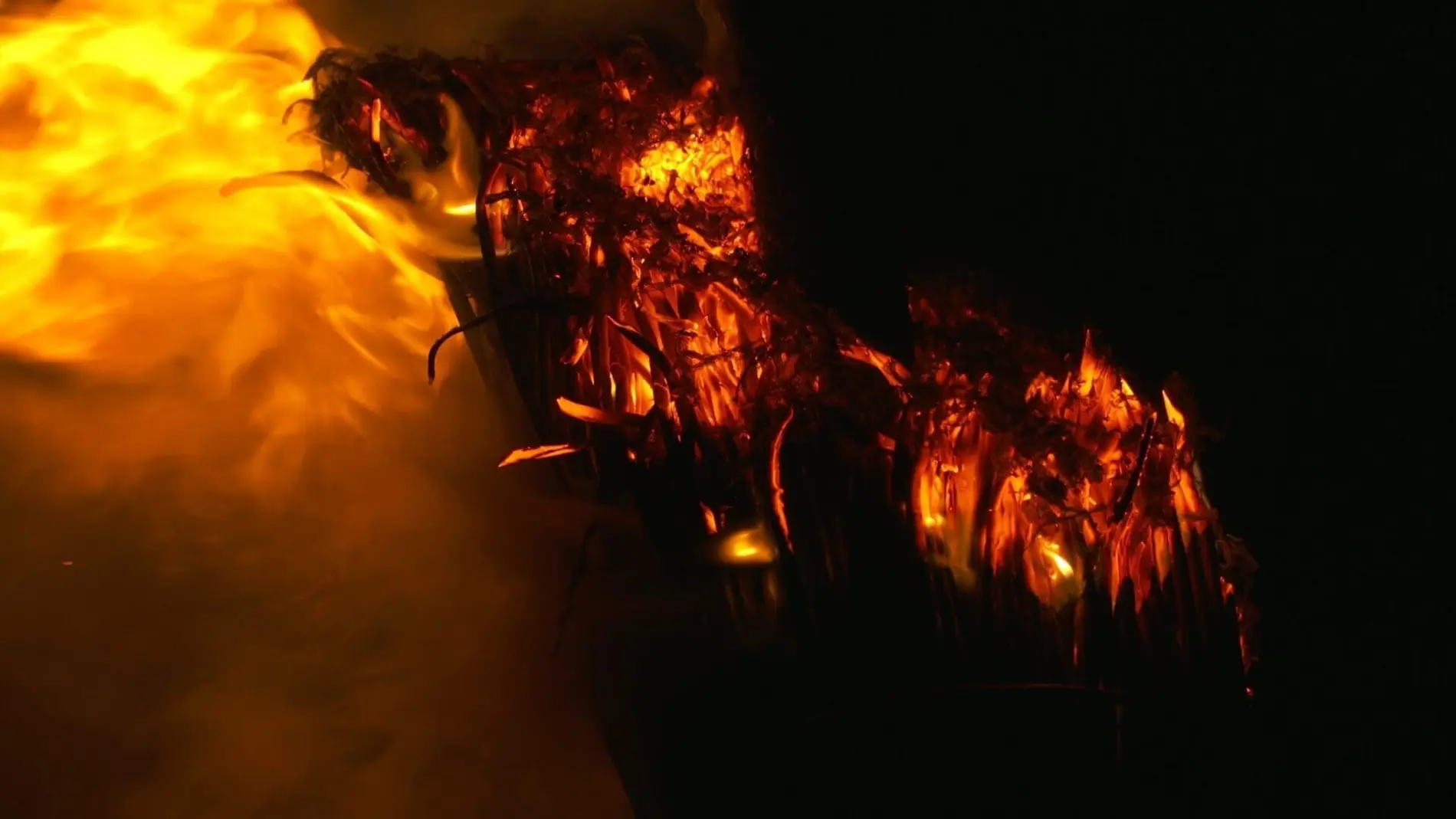 Un rito bajo el fuego: así es una de las tradiciones más icónicas de la Ribeira Sacra