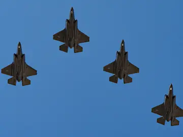 Un escuadrón de aviones F-35 Lightning II de la Fuerza Aérea de EE. UU. sobrevuela la Casa Blanca mientras el presidente Donald Trump saluda al presidente polaco Karol Nawrocki, el miércoles 3 de septiembre de 2025, en Washington. (Foto AP/Alex Brandon) Un escuadrón de aviones F-35 Lightning II de la Fuerza Aérea de EE. UU. sobrevuela la Casa Blanca mientras el presidente Donald Trump saluda al presidente polaco Karol Nawrocki, el miércoles 3 de septiembre de 2025, en Washington.