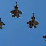 Un escuadrón de aviones F-35 Lightning II de la Fuerza Aérea de EE. UU. sobrevuela la Casa Blanca mientras el presidente Donald Trump saluda al presidente polaco Karol Nawrocki, el miércoles 3 de septiembre de 2025, en Washington. (Foto AP/Alex Brandon)