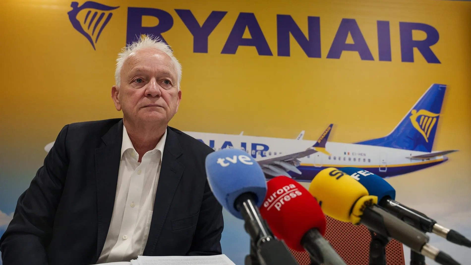 Economía.- (AMP) Ryanair cerrará su base de Santiago y cancelará todos los vuelos a Vigo y Tenerife Norte