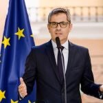 Bruselas.- Bolaños dice que Sánchez tiene "voluntad" de verse con Puigdemont y que la reunión que mantuvo con Illa no era para PGE