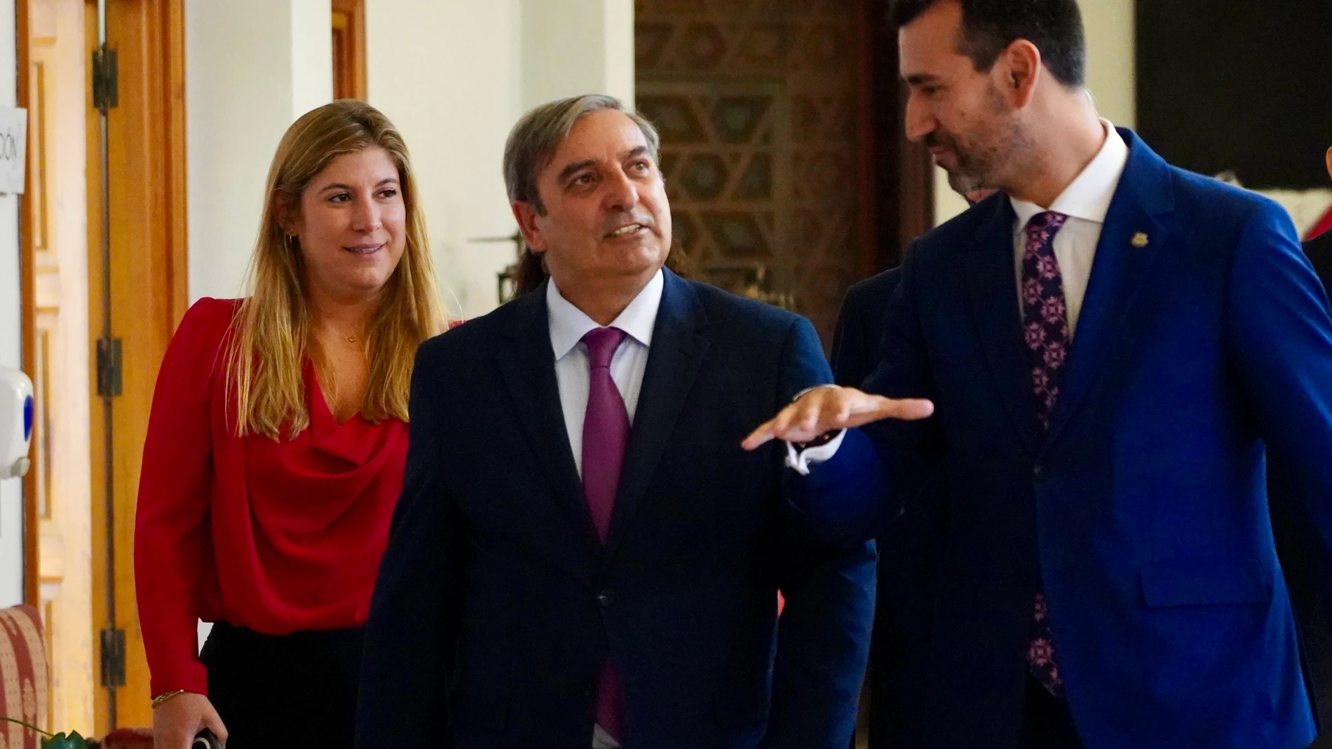 David Esteban junto al consejero Sanz Merino en presencia de Raquel Alonso