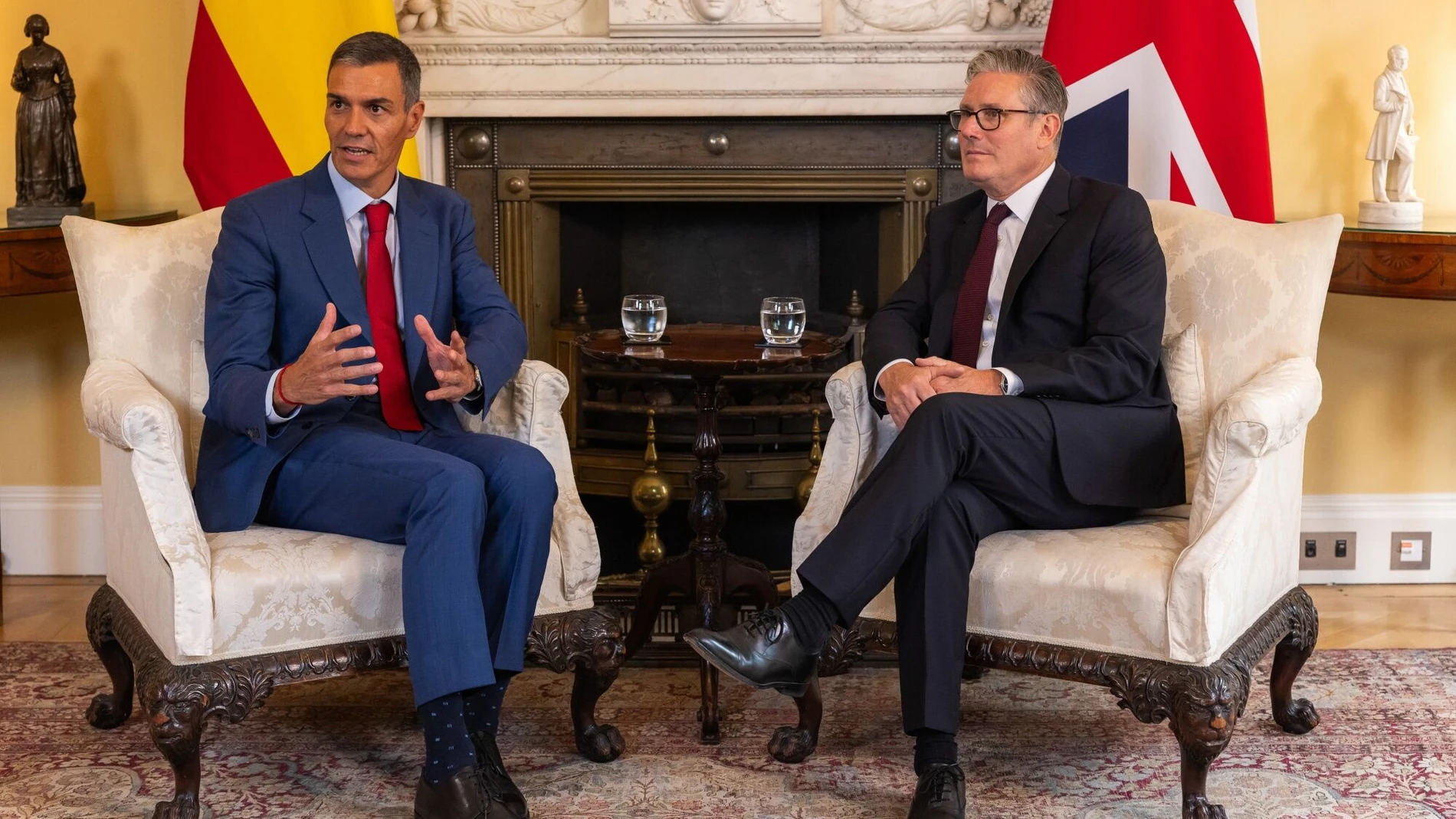 London (United Kingdom), 03/09/2025.- British Prime Minister Keir Starmer (R) and Spanish Prime Minister Pedro Sanchez (L) talk during a meeting at 10 Downing Street in London, Britain, 03 September 2025. Sanchez committed to complete his term even if his government’s allies in parliament reject his latest budget proposal. (España, Reino Unido, Londres) EFE/EPA/BETTY LAURA ZAPATA / POOL