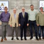 Javier Iglesias junto con los representantes de las asociaciones ganaderas