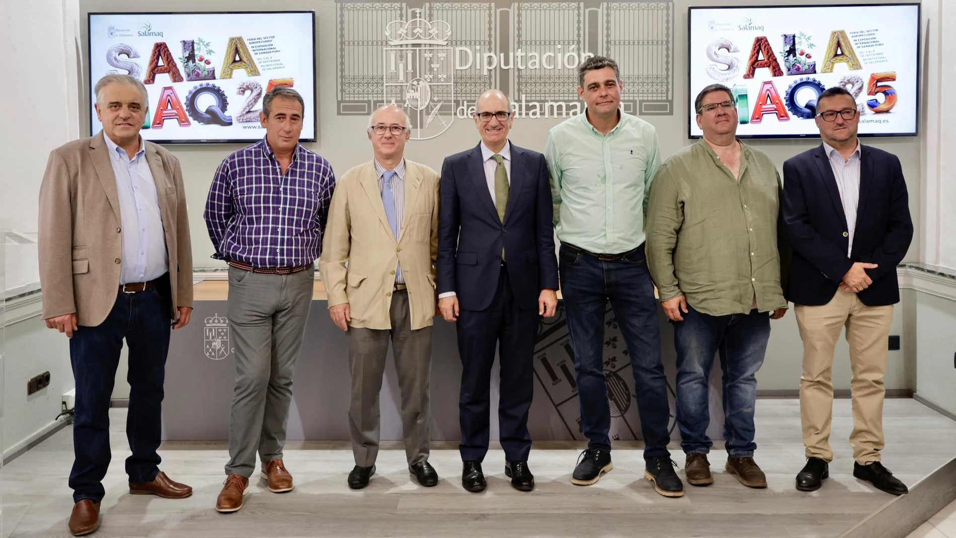 Javier Iglesias junto con los representantes de las asociaciones ganaderas