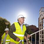 El alcalde de Valladolid, Jesús Julio Carnero, visita el nuevo ascensor del Barrio Girón