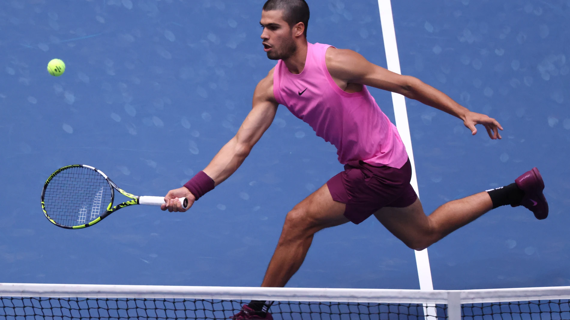 02 September 2025, US, New York: Spanish tennis player Carlos Alcaraz in action against Czech Jiri Lehecka during their Men's singles quarter final match of the 2025 US Open tennis tournament at USTA Billie Jean King National Tennis Center. Photo: Marcin Cholewinski/ZUMA Press Wire/dpa Marcin Cholewinski/ZUMA Press Wi / DPA 02/09/2025 ONLY FOR USE IN SPAIN