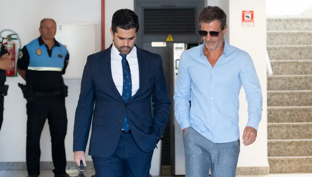 Rodolfo Sancho, junto a su abogado a la salida del juzgado en Fuerteventura