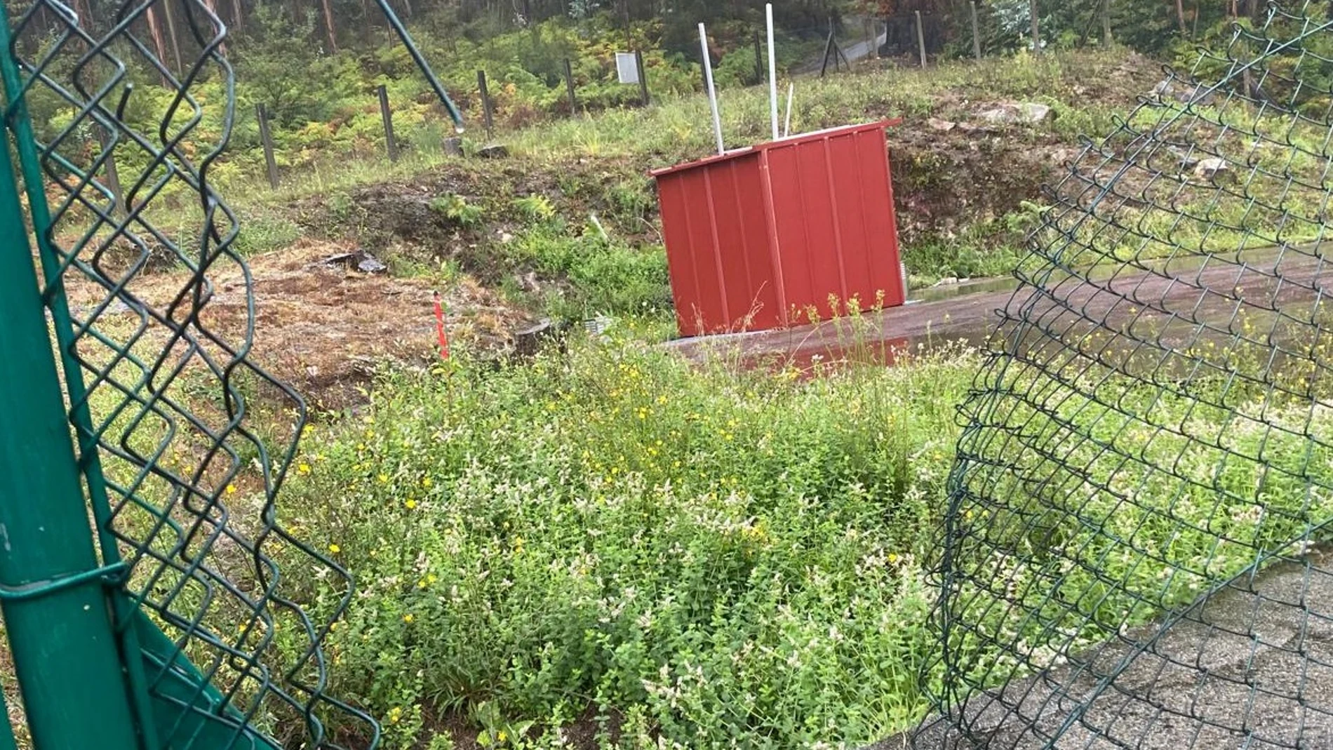 Los ladrones cortaron la verja de acceso a la zona de la potabilizaroda.
