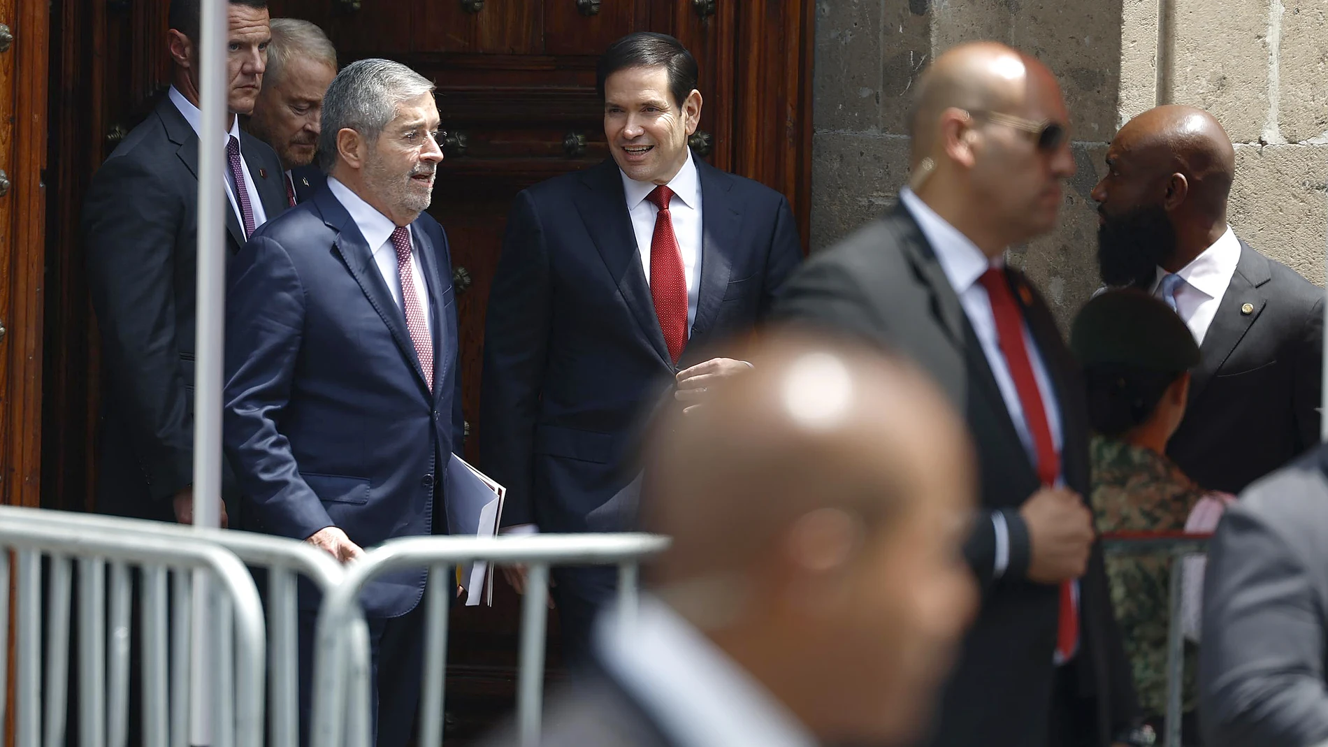 MEX1605. CIUDAD DE MÉXICO (MÉXICO), 03/09/2025.- El secretario de Relaciones Exteriores, Juan Ramón de la Fuente (i) y el secretario de Estado de Estados Unidos, Marco Rubio (c), salen de una reunión de trabajo con la presidenta de México, Claudia Sheinbaum este miércoles, en Palacio Nacional de la Ciudad de México (México). Sheinbaum, recibió al secretario de Estado, Marco Rubio, en el Palacio Nacional, donde mantuvo una reunión sobre la cooperación en diversos frentes, con especial énfasis ...