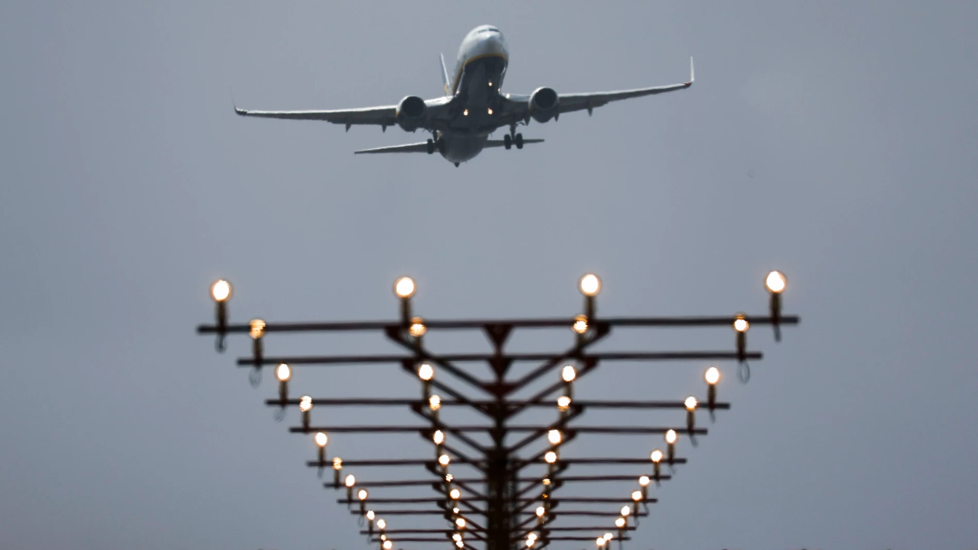 SANTIAGO DE COMPOSTELA, 03/09/2025.- Un avión de Ryanair aterriza en el aeropuerto de Lavacolla, este miércoles en Santiago de Compostela. Ryanair cerrará su base de dos aviones en Santiago, suspenderá todos los vuelos a Vigo a partir del próximo 1 de enero, a Tenerife Norte desde el inicio del invierno de 2025, que se unen a los aeropuertos ya cerrados por la compañía en verano (Valladolid y Jerez) y que permanecerán cerrados durante este invierno. EFE/ Lavandeira Jr