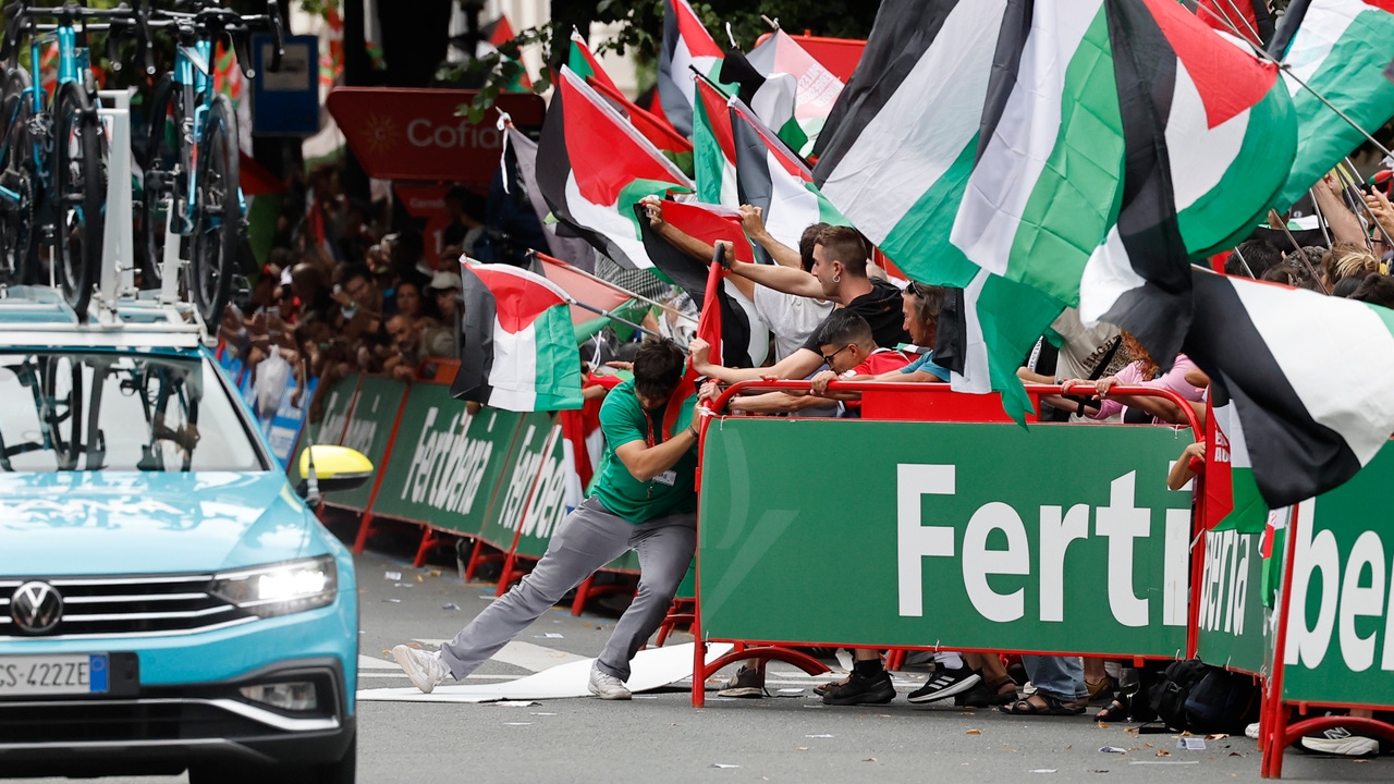 Las protestas a favor de Palestina revientan la Vuelta en la llegada a Bilbao