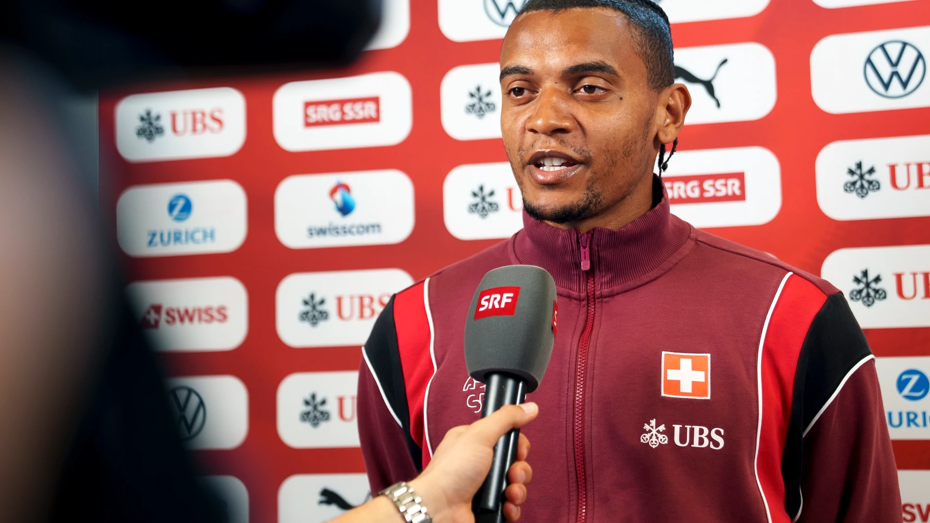 Horben (Germany), 03/09/2025.- Switzerland's national team player Manuel Akanji answers questions from journalists at a press conference of the Swiss national football team ahead of the first qualifying matches for the 2026 World Cup, in Horben, Germany, 03 September 2025. (Mundial de Fútbol, Alemania, Suiza) EFE/EPA/JULIEN GRINDAT