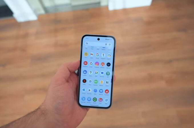 El Google Pixel 9a es un móvil pequeño y compacto